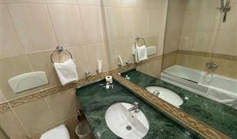 1 letto matrimoniale king size, camere non fumatori, camera superior, due divani letto per 1 persona, sea view, mini frigorifero, aria condizionata, colazione completa