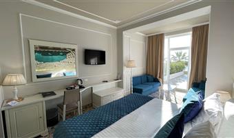 1 letto matrimoniale king size, camere non fumatori, camera executive, due divani letto per 1 persona, idromassaggio jacuzzi, terrazza privata, aria condizionata, colazione completa