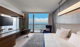 1 letto matrimoniale king size, camere non fumatori, camera premium, sea view, minibar, collegamento wi-fi, bollitore per tè e caffè