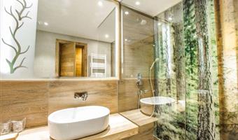 2 letti singoli, camere non fumatori, balcone, cassaforte, minibar, collegamento wi-fi, aria condizionata, colazione completa