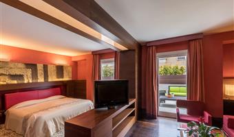 suite -1 letto king size, attico, idromassaggio, terrazza, vista sulla città, lavandino di marmo, cestino di frutta