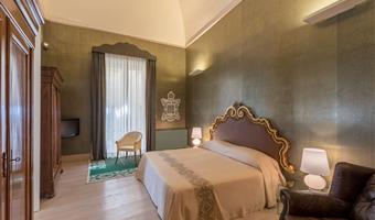 suite -1 letto king size, camera presidenziale, terrazza, vista sulla città, lavandino di marmo, cestino di frutta