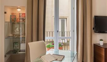 suite -1 letto king size, camera presidenziale, terrazza, vista sulla città, lavandino di marmo, cestino di frutta