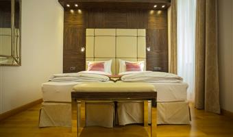 1 letto matrimoniale, camera stile classico, convertibile in due letti gemelli, posizione tranquilla, w-lan gratuita, aria condizionata, scrivania