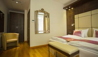 1 letto matrimoniale, camera stile classico, convertibile in due letti gemelli, posizione tranquilla, w-lan gratuita, aria condizionata, scrivania