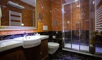 1 letto matrimoniale, camera stile classico, convertibile in due letti gemelli, posizione tranquilla, w-lan gratuita, aria condizionata, scrivania