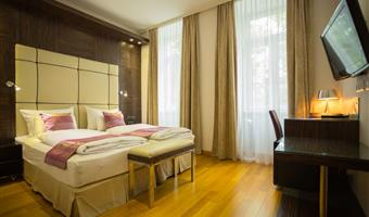 1 letto matrimoniale, camera stile classico, convertibile in due letti gemelli, posizione tranquilla, w-lan gratuita, aria condizionata, scrivania