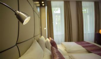 1 letto matrimoniale, camera stile classico, convertibile in due letti gemelli, posizione tranquilla, w-lan gratuita, aria condizionata, scrivania