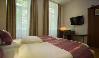 1 letto matrimoniale, camera stile classico, convertibile in due letti gemelli, posizione tranquilla, w-lan gratuita, aria condizionata, scrivania