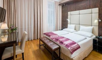 1 letto matrimoniale, camera stile classico, convertibile in due letti gemelli, posizione tranquilla, w-lan gratuita, aria condizionata, scrivania