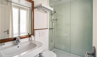 2 letti singoli, camera superior, vista su rue de vaugirard, ambiente spazioso e luminoso, tv con schermo lcd di grandi dimensioni, bollitore per tè e caffè