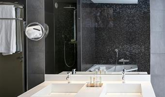 1 letto matrimoniale queen size, suite junior, camera più grande, divano letto singolo per bambino, sala, macchina per espresso, letto doppio su richiesta