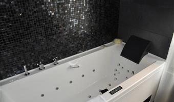 suite -1 letto king size, camera per famiglie, soggiorno separato, 1 divano letto per 2 bambini, doccia a pioggia, vasca da bagno balneo, macchina per espresso