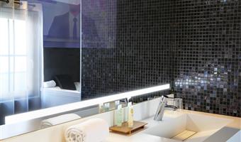 suite -1 letto king size, camera per famiglie, soggiorno separato, 1 divano letto per 2 bambini, doccia a pioggia, vasca da bagno balneo, macchina per espresso