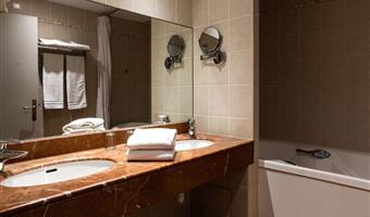 1 letto queen size, 2 letti singoli, camere non fumatori, suite junior, vista sulla piscina, minibar, macchina per espresso, accappatoio