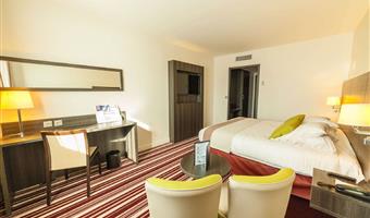 1 letto matrimoniale king size, camera standard, spazioso, insonorizzata, bagno con doccia all'italiana, minibar, tv satellite