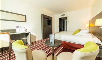1 letto matrimoniale king size, camera standard, spazioso, insonorizzata, bagno con doccia all'italiana, minibar, tv satellite