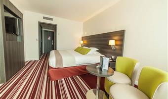 1 letto matrimoniale king size, camera standard, spazioso, insonorizzata, bagno con doccia all'italiana, minibar, tv satellite