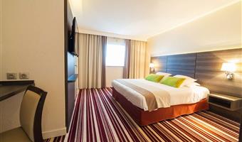 1 letto matrimoniale king size, camera standard, spazioso, insonorizzata, bagno con doccia all'italiana, minibar, tv satellite