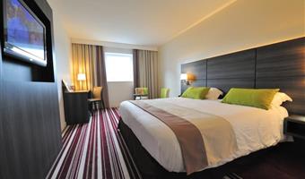 1 letto matrimoniale king size, camera standard, spazioso, insonorizzata, bagno con doccia all'italiana, minibar, tv satellite