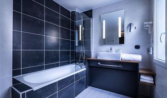 suite -1 letto queen size, divano letto, salottino, bagno, aria condizionata, 32,5 metri quadri