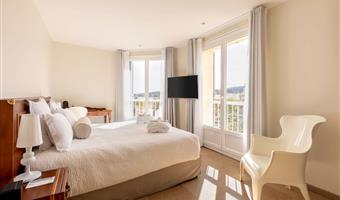 1 letto matrimoniale king size, camere non fumatori, camera prestige, sea view, accappatoio e pantofole, letto doppio su richiesta, vassoio di cortesia