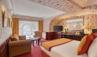 1 letto matrimoniale king size, camere non fumatori, camera prestige, minibar, aria condizionata, bollitore per caffè, accappatoio e pantofole