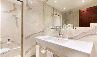 suite -1 letto king size, camere non fumatori, minibar, aria condizionata, bollitore per caffè, accappatoio e pantofole