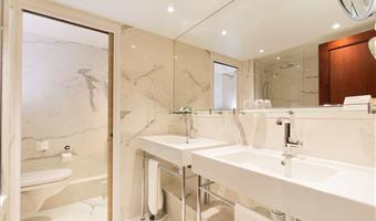 suite -1 letto king size, camere non fumatori, minibar, aria condizionata, bollitore per caffè, accappatoio e pantofole