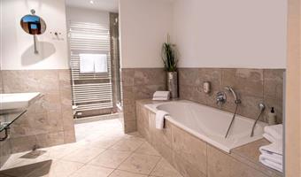 suite -1 letto matrimoniale, two sofabeds, televisore a schermo piatto, soggiorno separato, box doccia con getti a pioggia, aria condizionata, bollitore per tè e caffè