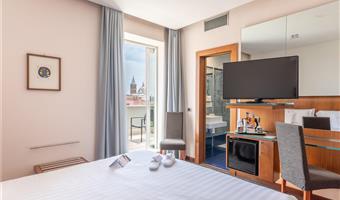1 letto matrimoniale king size, camera superior, balcone, wi-fi, bollitore per tè e caffè, accappatoio e ciabattine, shopping card