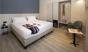 1 letto matrimoniale queen size, camere non fumatori, camera superior, divano letto per un bambino fino a 12 anni, vista mare laterale, convertibile in due letti gemelli