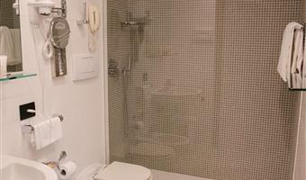 1 letto matrimoniale queen size, camere non fumatori, camera superior, divano letto per un bambino fino a 12 anni, vista mare laterale, convertibile in due letti gemelli