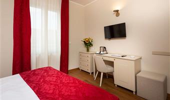 1 letto matrimoniale queen size, camera classic, convertibile in due letti