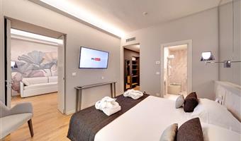 suite -1 letto king size, camere non fumatori, idromassaggio jacuzzi, soggiorno, divano, bagno turco, bollitore per tè