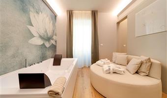 suite -1 letto king size, camere non fumatori, idromassaggio jacuzzi, soggiorno, divano, bagno turco, bollitore per tè