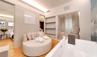 suite -1 letto king size, camere non fumatori, idromassaggio jacuzzi, soggiorno, divano, bagno turco, bollitore per tè