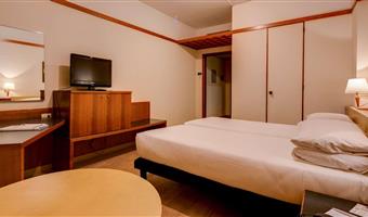 1 letto queen size convertibile in due letti gemelli, divano letto da una piazza e mezza, camera non fumatori, camera tripla classica