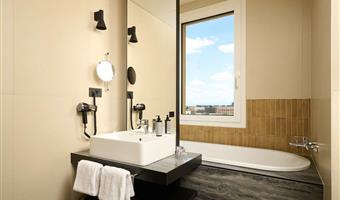 executive suite -1 letto king size, camere non fumatori, piano superiore, divano letto, terrazza, 2 bagni, welcome minibar, coffee machine