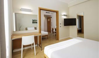 1 letto king size, 2 letti singoli, camera per famiglie, camera prenotabile solo per 2 adulti e 2 bambini al massimo, due camere da letto, un bagno