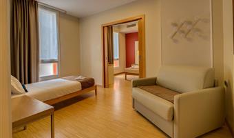 1 letto king size, 2 letti singoli, camera per famiglie, camera prenotabile solo per 2 adulti e 2 bambini al massimo, due camere da letto, un bagno