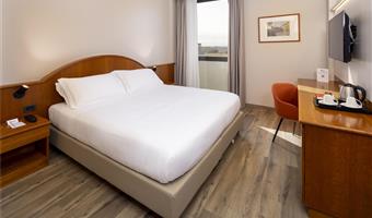 suite -1 letto king size, soggiorno, minibar con bevande analcoliche gratuite, wi-fi, canali tv premium