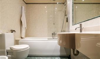 1 letto matrimoniale king size, camera deluxe, parcheggio in garage gratuito, minibar gratuito, pay tv gratuita, servizio in camera gratuito