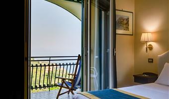 1 letto queen size e 1 letto singolo, camera stile classico, balcone, vista sul mare, accesso wi-fi gratuito!, pay tv, parcheggio gratuito