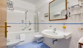1 letto queen size e 1 letto a castello per 2 persone, camera stile classico, balcone