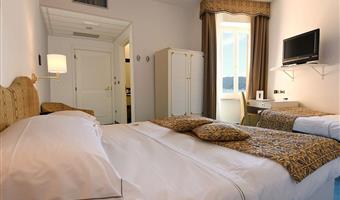 1 letto matrimoniale king size, due divani letto singoli, camera per famiglie, vista mare frontale