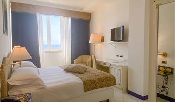 1 letto matrimoniale king size, camera classic, vista mare frontale, convertibile in due letti gemelli