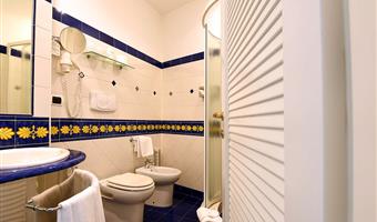 1 letto matrimoniale king size, camera comfort, terrazza o balcone, vista mare, convertibile in due letti gemelli