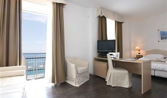 1 letto matrimoniale king size, camera executive, camera grande, terrazza o balcone, vista mare frontale, convertibile in due letti gemelli
