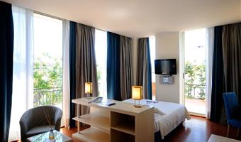 1 letto matrimoniale king size, camera deluxe, set cortesia vip, angolo relax, hi-fi e lettore dvd, servizio in camera gratuito